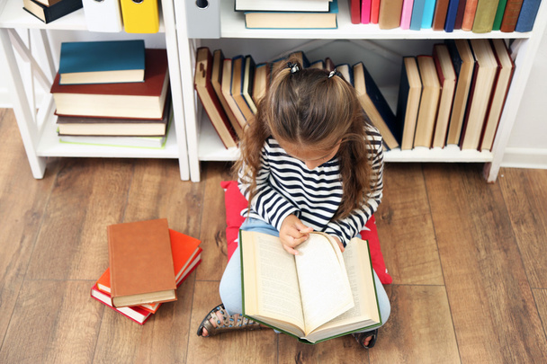 schönes kleines Mädchen mit Büchern - Foto, Bild