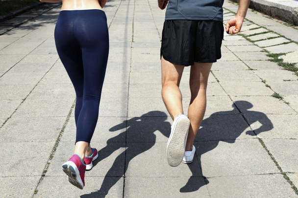 Giovani che fanno jogging   - Foto, immagini