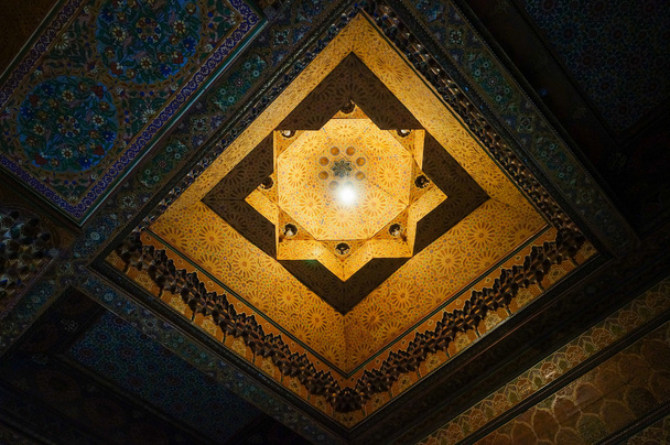Prachtig plafond van Bahia Palace in Marrakech, Marokko - Foto, afbeelding