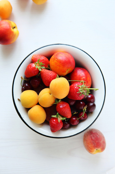 fruits in bowl, top view - Фото, зображення
