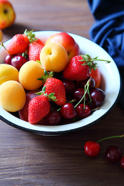 summer fruits in rustic bowl - Foto, Bild