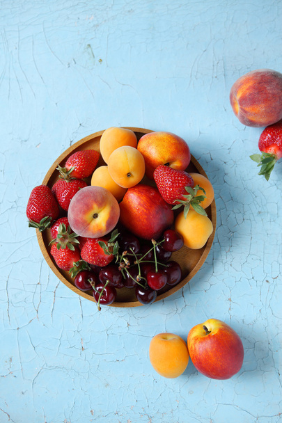 apricots and cherry - Fotografie, Obrázek