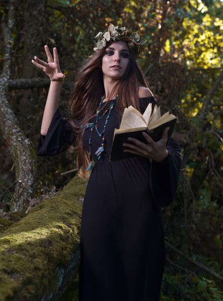 mulher com livro na floresta escura
  - Foto, Imagem