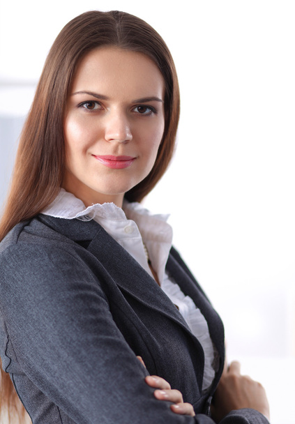 Πορτρέτο της γυναίκας επιχειρηματία στέκεται με σταυρωμένα τα χέρια στο γραφείο - Φωτογραφία, εικόνα