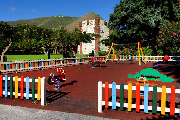 Parque infantil perto da Torre del Conde, ilha de La Gomera
 - Foto, Imagem
