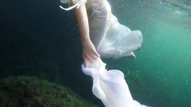 Nő a víz alatt, lassú mozgás - Felvétel, videó