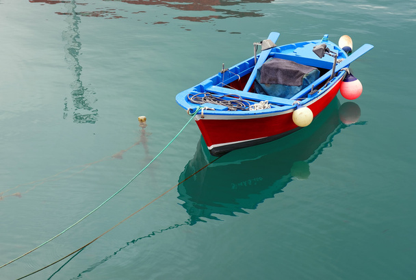 barca solitaria sul mare - Foto, immagini