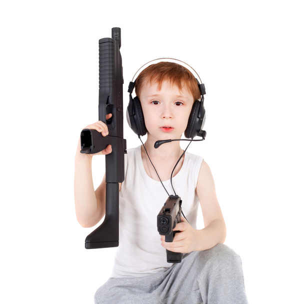 Kleiner Junge mit Waffen - Foto, Bild