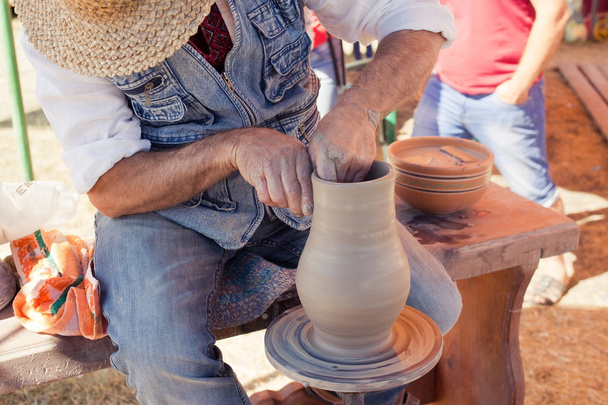 Manos trabajando en la rueda de cerámica, de cerca
 - Foto, Imagen