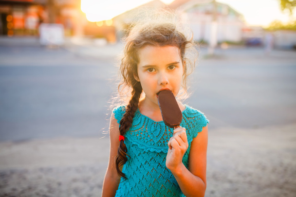 Adolescente mangeant de la crème glacée en été les morsures extérieures vivent
 - Photo, image