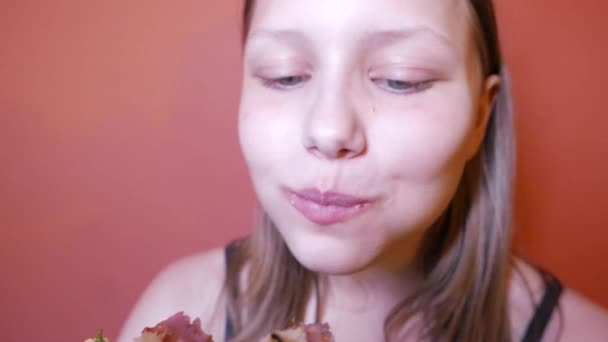 Eten van een hamburger meisje - Video