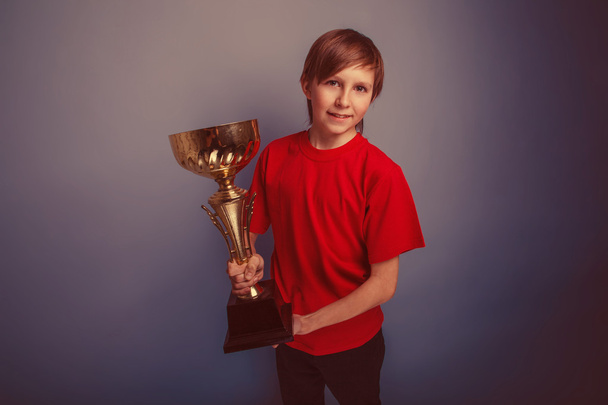 nastolatek chłopak dwanaście lat Europejski wygląd trzyma Puchar na r - Zdjęcie, obraz