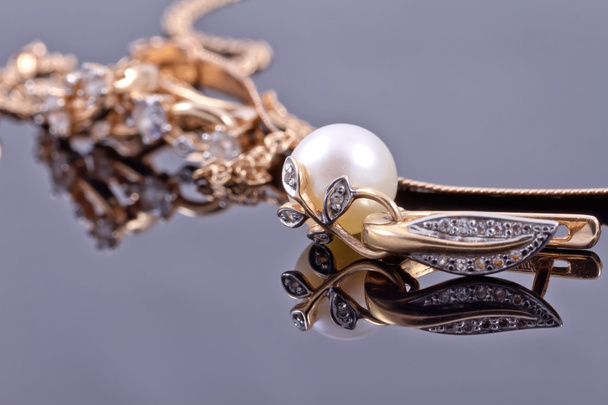Krásné zlaté náušnice s perlou - Fotografie, Obrázek