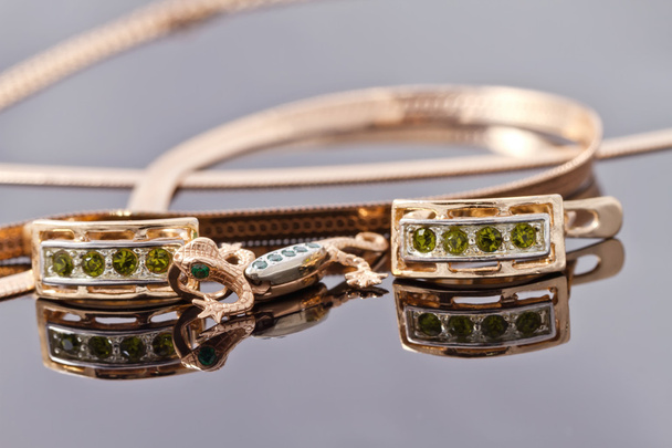 Mooi en elegant gouden oorbellen met diamanten en een hanger  - Foto, afbeelding