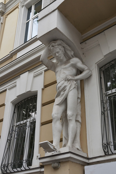 Casa con estatua de atlantes en zona histórica de Odessa
 - Foto, Imagen