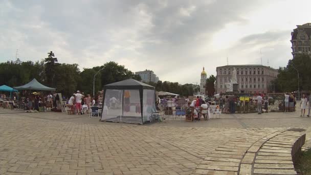 UKRAINE - Circa August, 2015 - Tourrists and visitors browse the vendors selling souvenirs at the National Kyiv-Pechersk Historical and Cultural Preserve in Kyiv, Ukraine
. - Кадры, видео