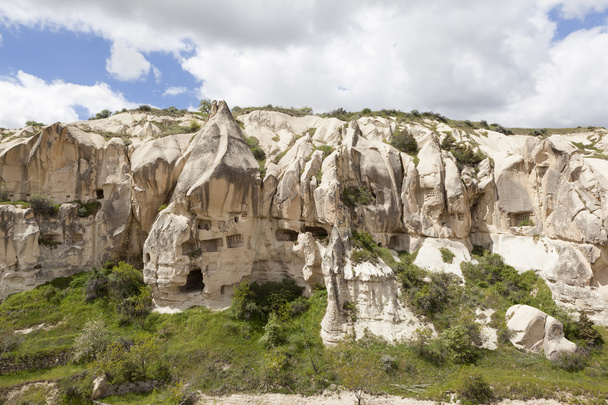 Capadócia, Turquia. Paisagem montanhosa com grutas nas rochas do Parque Nacional de Goreme
. - Foto, Imagem