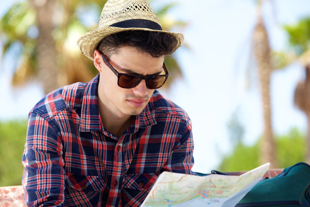 Jeune voyageur masculin lisant la carte à l'extérieur
  - Photo, image