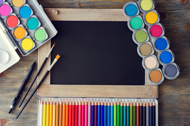 Blackboard renkli kalemler, palet, aquarelle boyama için - Fotoğraf, Görsel