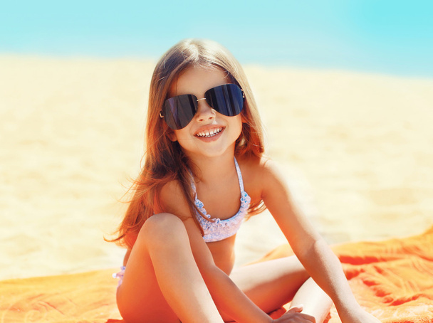 Portrait of little girl child in sunglasses relaxing on the beac - Foto, afbeelding