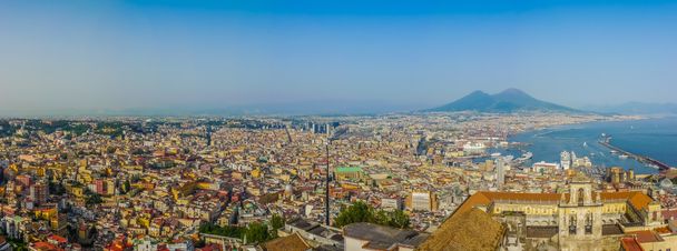 Miasto z Napoli z Wezuwiusza w zachód słońca, Campania, Włochy - Zdjęcie, obraz