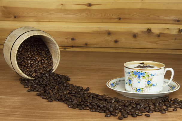 Zeit für einen guten aromatischen Kaffee. Kaffee auf einem Holztisch. Vorbereitung für zu Hause Kaffee trinken. frisch geröstete Kaffeebohnen zum Kaffee. Ruhe zu Hause für Kaffee. - Foto, Bild