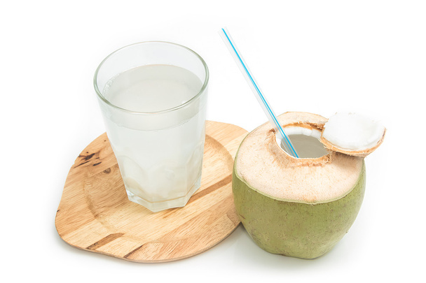 frisches Kokosgetränk mit junger Kokosnuss auf weißem Hintergrund - Foto, Bild