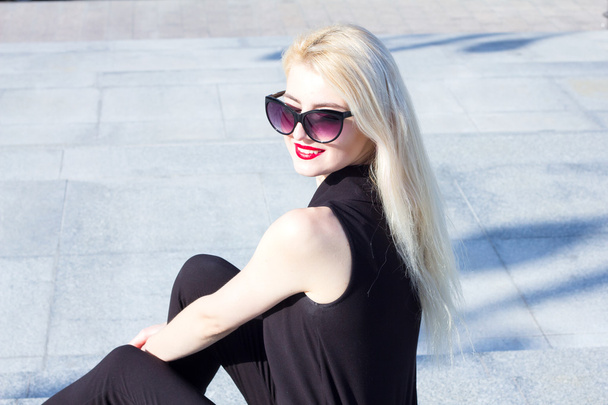 Portrait of a laughing blond woman with red lips in sunglasses - Foto, Bild