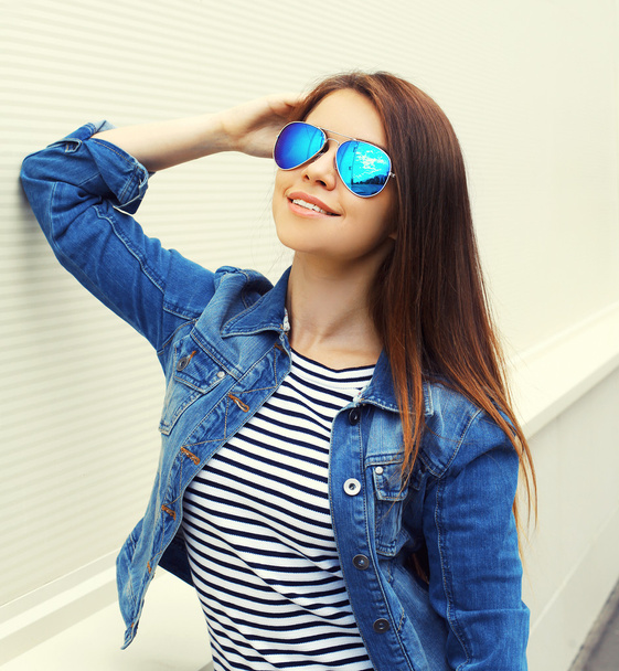 Fashion portrait of pretty woman in the sunglasses and jeans clo - Foto, imagen