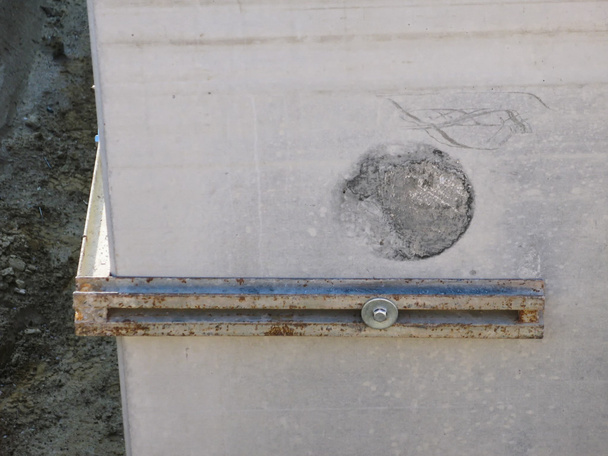 Rauta kulma ulkopuolella betoniseinään
 - Valokuva, kuva