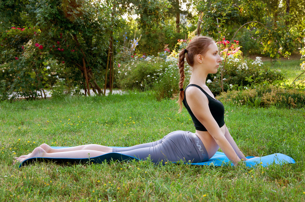 Deportiva haciendo ejercicios de yoga
 - Foto, imagen