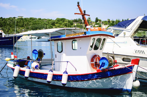 Lixouri bağlantı noktası şehrin renkli geleneksel Yunan balıkçı tekneleri - Fotoğraf, Görsel