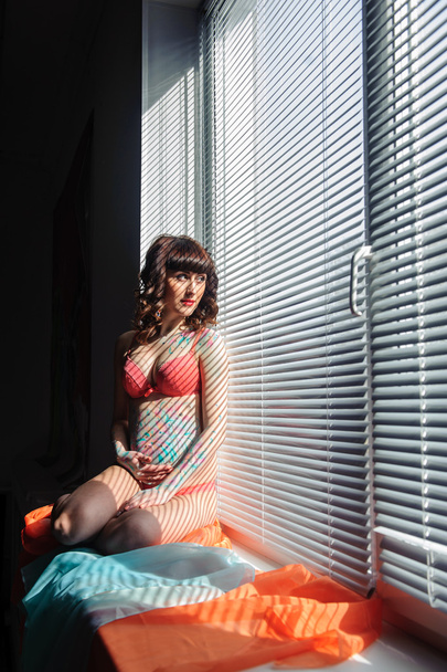 Nuori raskaana oleva nainen, jolla on kehontaidetta vatsassaan
 - Valokuva, kuva