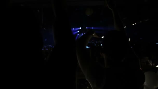 Moskou, Rusland-15 augustus 2015:20 jaar radio record. Silhouetten van mensen dansen op concert in het donker - Video