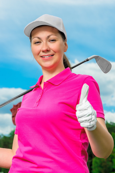 Mädchenporträt zufriedenes Golfspiel gegen den Himmel - Foto, Bild
