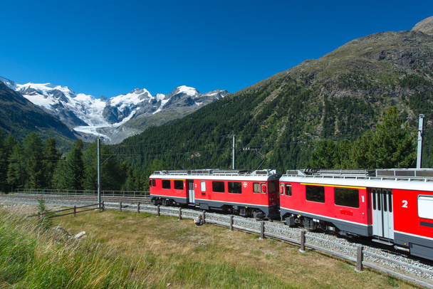 Alps İsviçre dağ treni Bernina Express geçti - Fotoğraf, Görsel