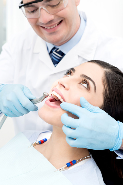 Female patient undergoing a dental checkup - Foto, Imagen