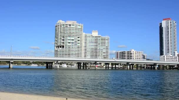 Sundale Bridge en Southport skyline in Gold Coast - Video
