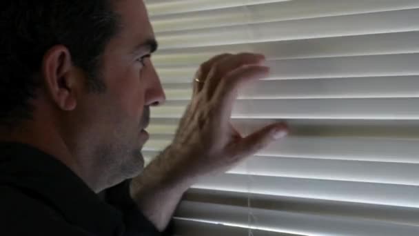 Mann schaut und sucht mit Fernglas - Filmmaterial, Video