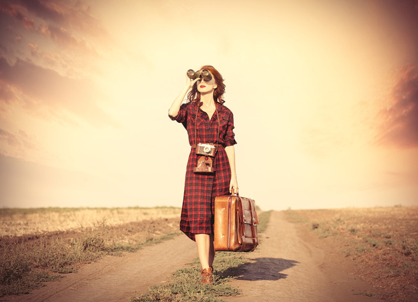 дівчина з сумкою і біноклем
  - Фото, зображення