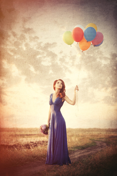 Fille en robe bleue avec des ballons
 - Photo, image