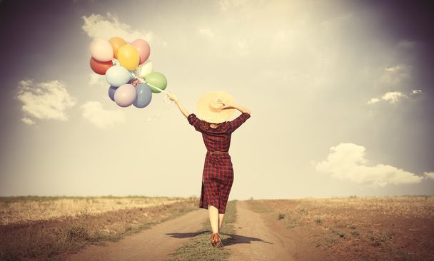 дівчина з різнокольоровими повітряними кулями
 - Фото, зображення