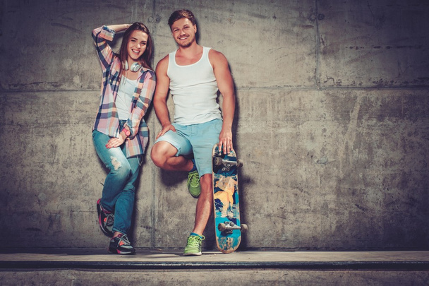 mladý pár s skateboard - Fotografie, Obrázek