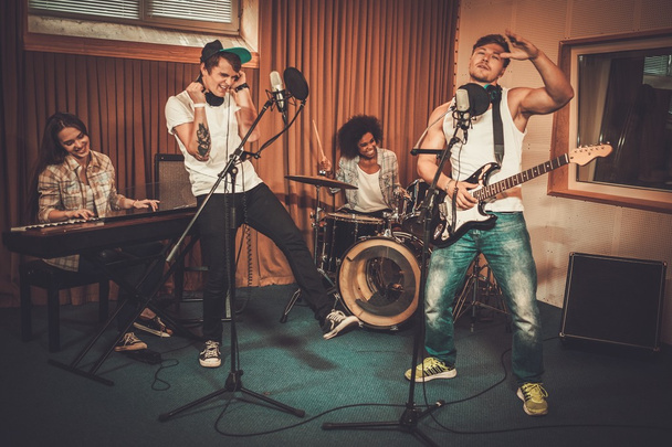 Мультирасовая музыкальная группа в студии звукозаписи
 - Фото, изображение