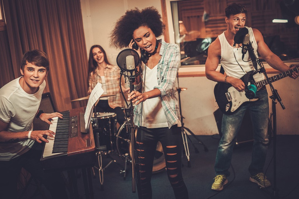 Musique multiraciale dans un studio d'enregistrement
 - Photo, image