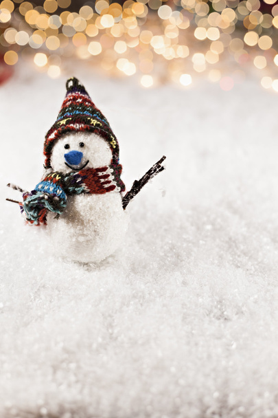 Schneemann auf schneebedecktem Hintergrund - Foto, Bild