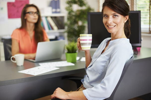 Vrouwelijke ondernemers met kop koffie - Foto, afbeelding