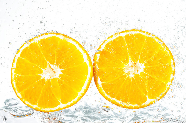 Naranja fresco con burbujas
 - Foto, imagen