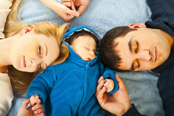 спящая семья с ребенком
 - Фото, изображение