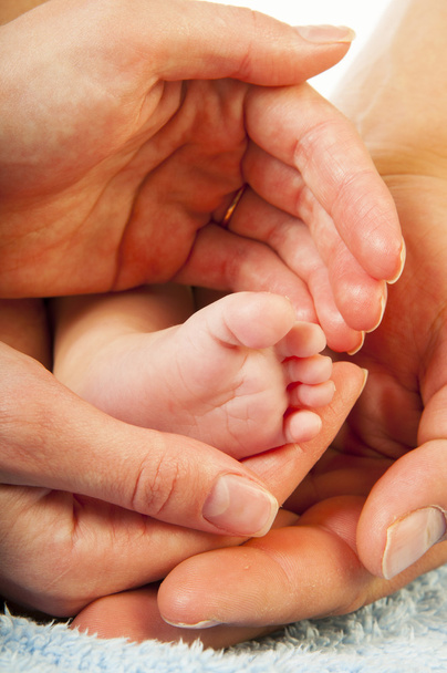 Vauvan jalka vanhempien käsissä
 - Valokuva, kuva